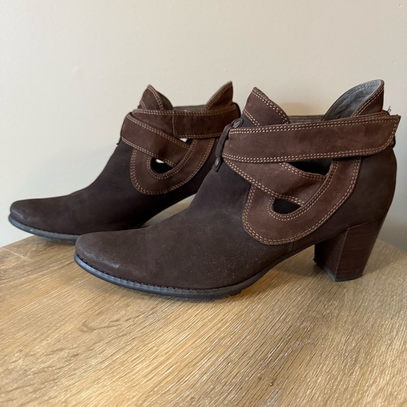FUGITIVE Brown Suede Leather Boots Booties Heeled Heels - Picture 3 of 13